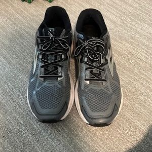 Brooks tennis shoes